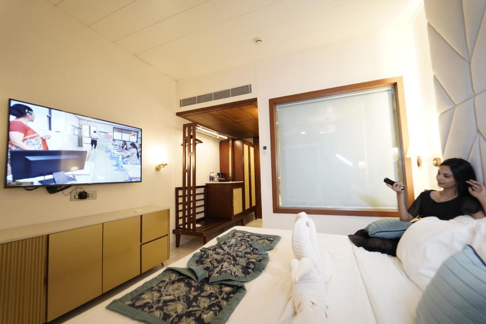 เอฟเวอร์ไชน์ รีสอร์ต มหาพาเลศวร Hotel มหาบาเลชวาร์ ภายนอก รูปภาพ