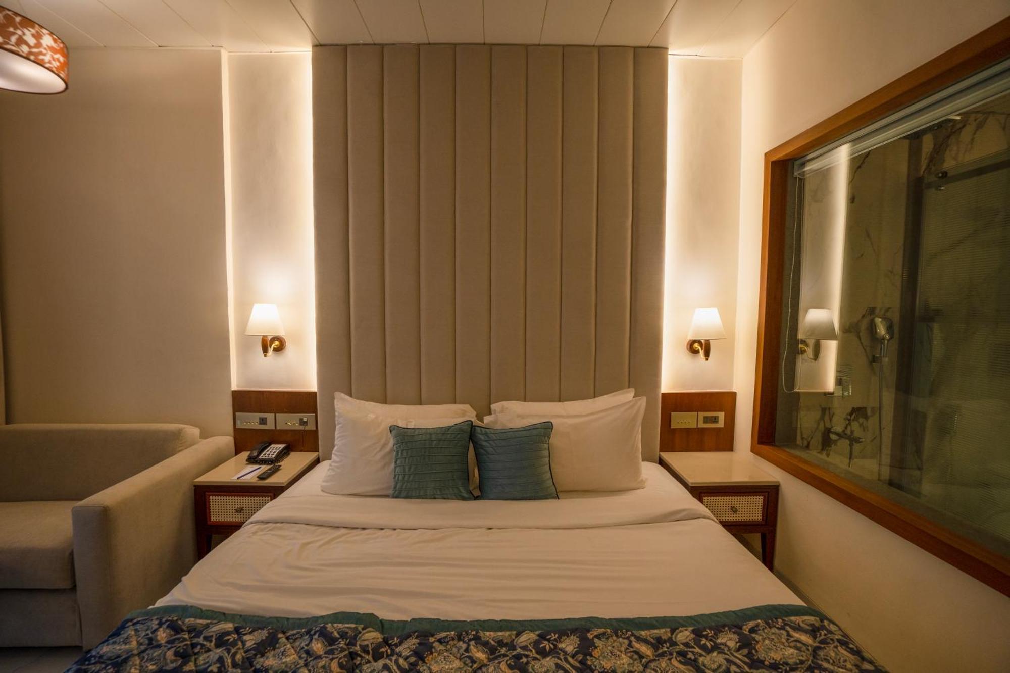 เอฟเวอร์ไชน์ รีสอร์ต มหาพาเลศวร Hotel มหาบาเลชวาร์ ภายนอก รูปภาพ