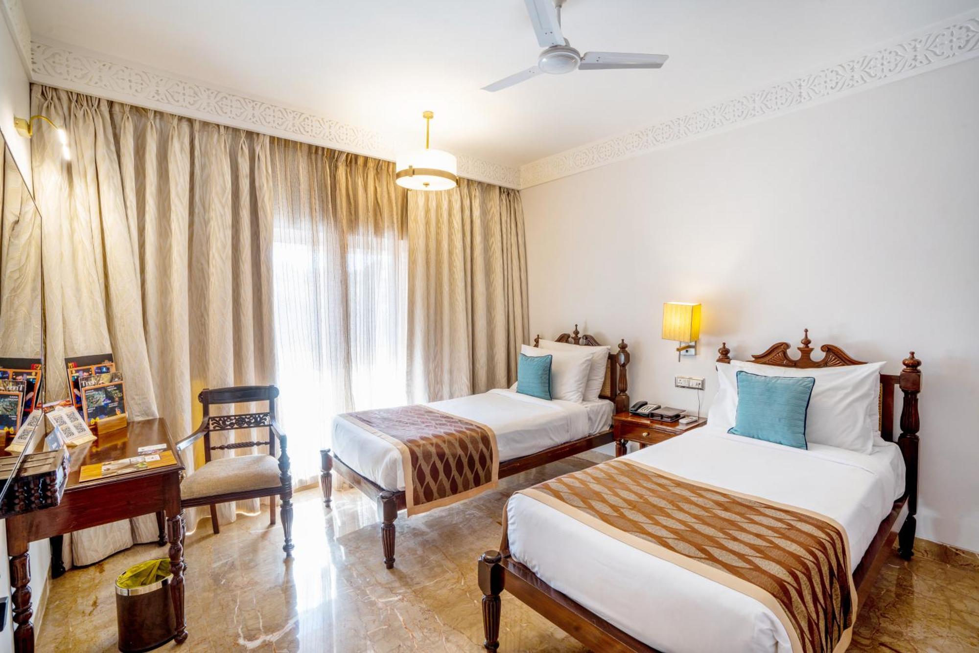 เอฟเวอร์ไชน์ รีสอร์ต มหาพาเลศวร Hotel มหาบาเลชวาร์ ภายนอก รูปภาพ