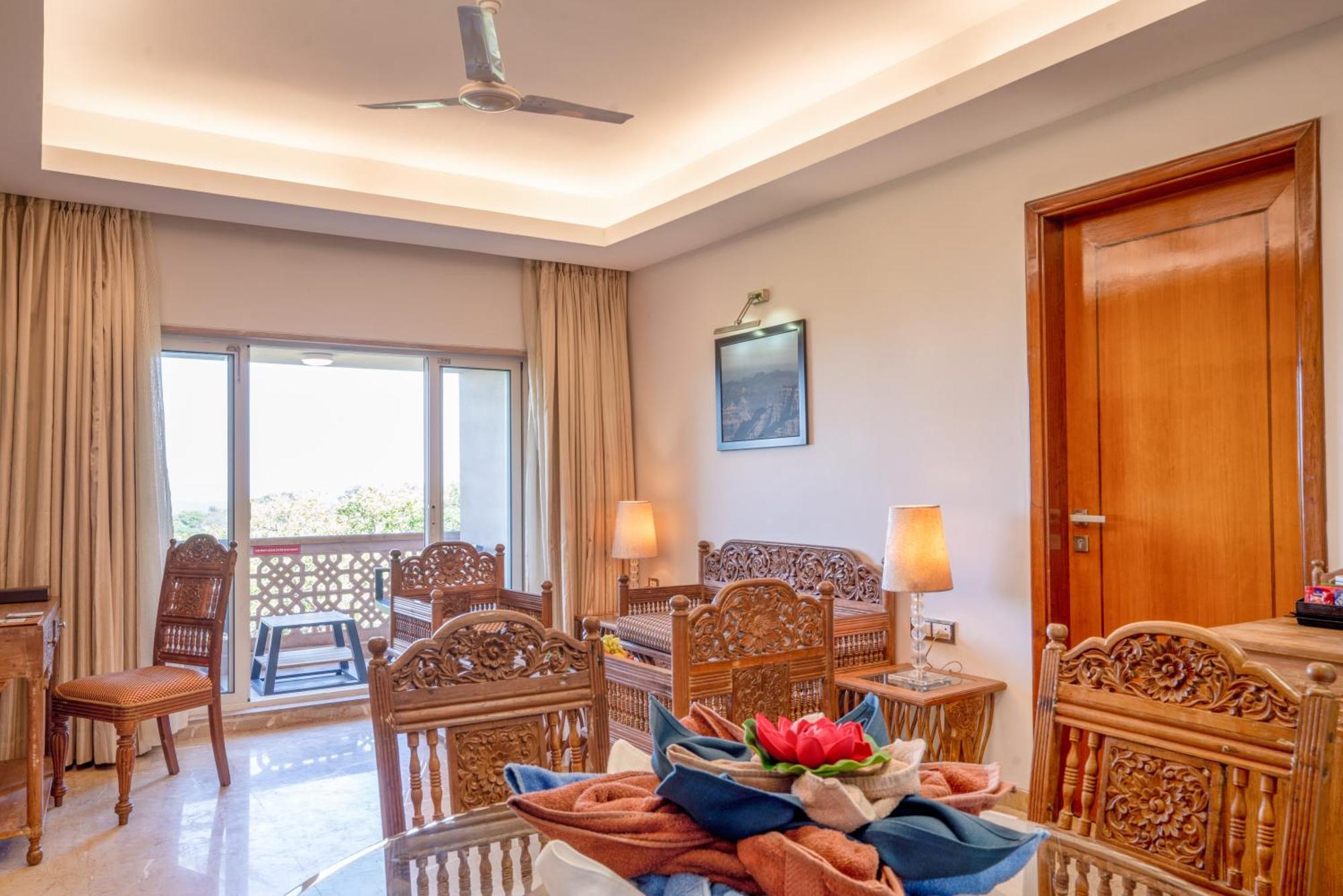 เอฟเวอร์ไชน์ รีสอร์ต มหาพาเลศวร Hotel มหาบาเลชวาร์ ภายนอก รูปภาพ