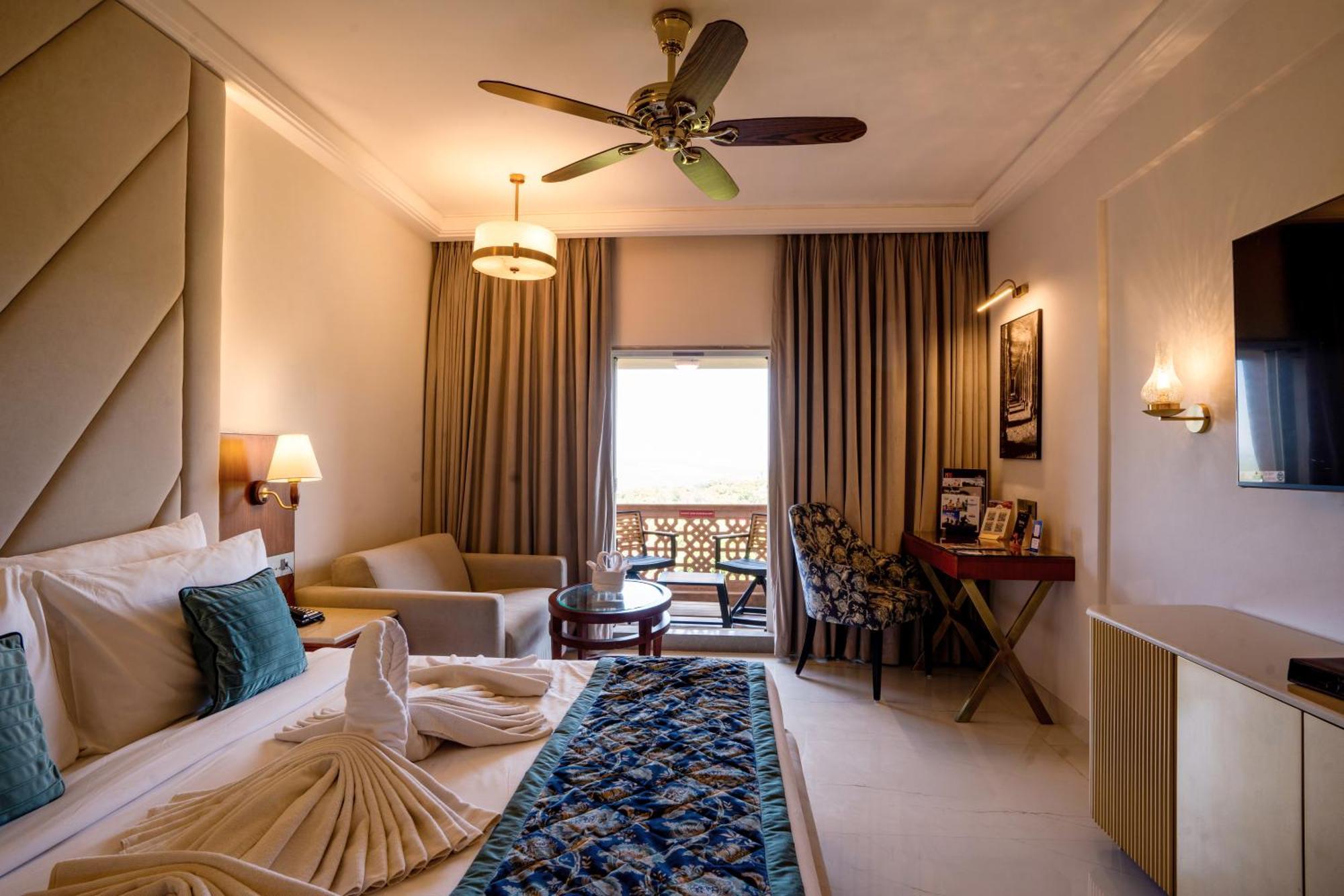 เอฟเวอร์ไชน์ รีสอร์ต มหาพาเลศวร Hotel มหาบาเลชวาร์ ภายนอก รูปภาพ