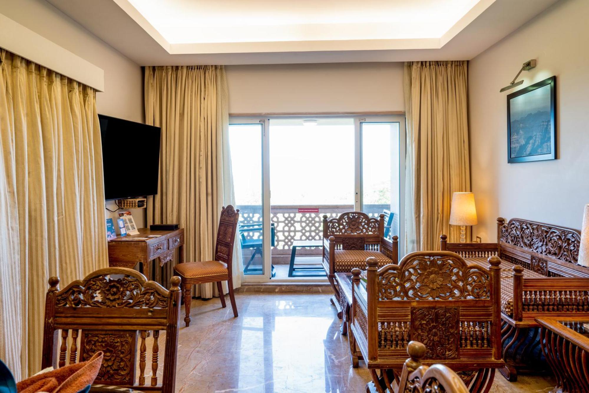เอฟเวอร์ไชน์ รีสอร์ต มหาพาเลศวร Hotel มหาบาเลชวาร์ ภายนอก รูปภาพ